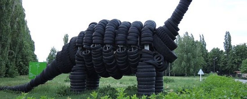 Динозавр из шин по имени «Гаврюша» переезжает от Липецкого аэропорта в ОЭЗ «Липецк»