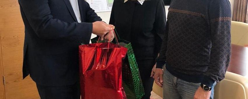 Дмитрий Дударев вручил подарки родителям детей, которые приняли участие в конкурсе рисунка «День Победы.